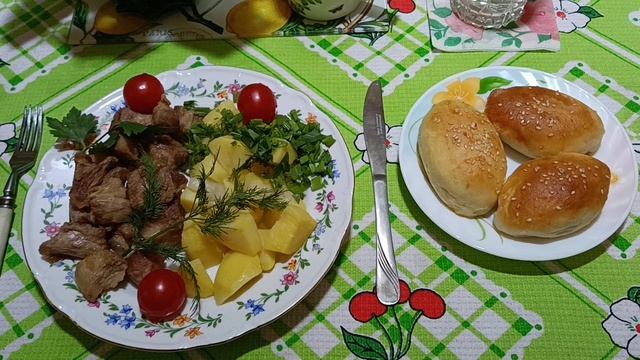 Жаркое с картофелем и пирожки