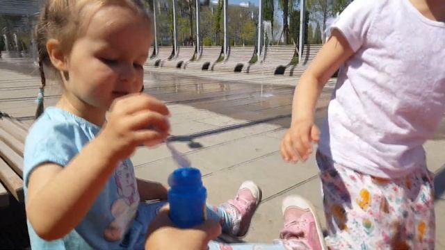 Гуляем в парке, катаемся на самокатах. Фонтаны в парке Краснодар. Весна, открытие сезона фонтанов. смотреть онлайн