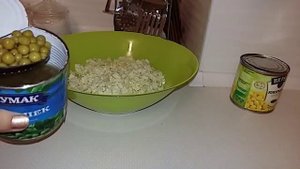 Салат из пекинской капусты с горошком и кукурузой