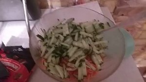Салат ' Корейской морковкой и кириешками '