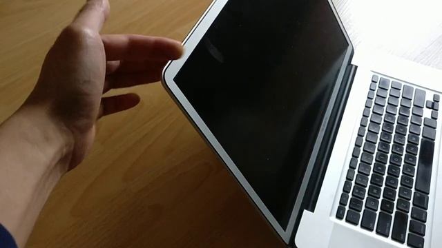 Tony MacBook a1297 2009 screen loose