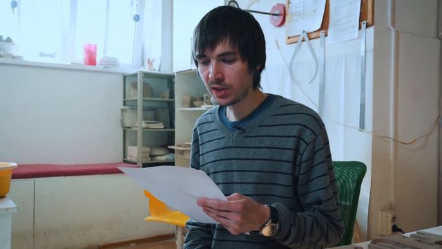 Студент центра Антон тут рядом объявляет лауреатов премии ТОП 50 в номинации Урбанистика