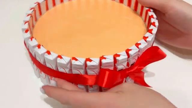 КАК СДЕЛАТЬ ТОРТ ИЗ КИНДЕРОВ - СЛАДКИЙ ПОДАРОК СВОИМИ РУКАМИ смотреть онлайн