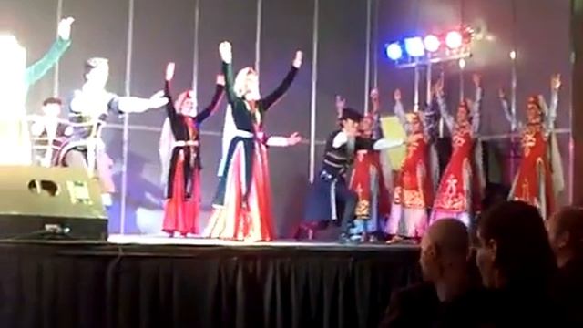 Армянская песня шалахо. Армяне танцуют на свадьбе. Костюмы для танца шалахо грузинское. Армянский государственный ансамбль танца. Армянский танец шалахо кларнет.