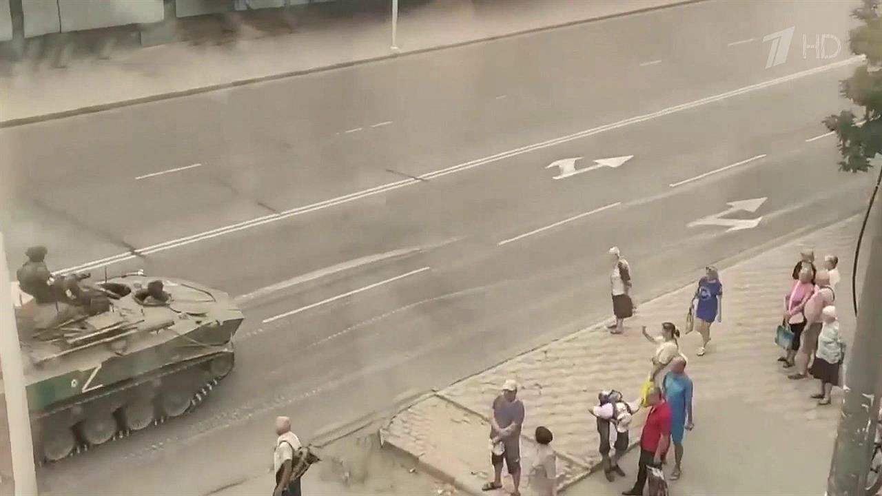 В Мелитополе местные жители осенили крестным знамением колонну российской военной техники