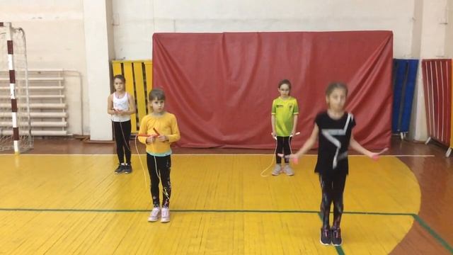 Видео 7 Детская школьная лига команда скорость 4х30 секунд на двух ногах 1 смотреть онлайн