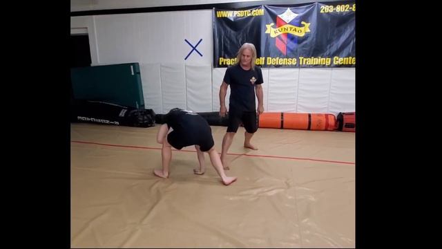 Teaching direct and to the point; a Kali empty hand fighting tactic... смотреть онлайн