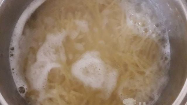 Спагетти с овощами и копчёной колбасой на сковороде