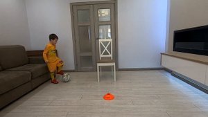 Прокатывание мяча под стулом подошвой.