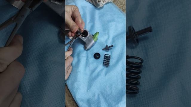 Натяжитель ГРМ Субару разбор, ремонт. Вид изнутри. смотреть онлайн