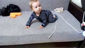 Научили малыша слазить с дивана
