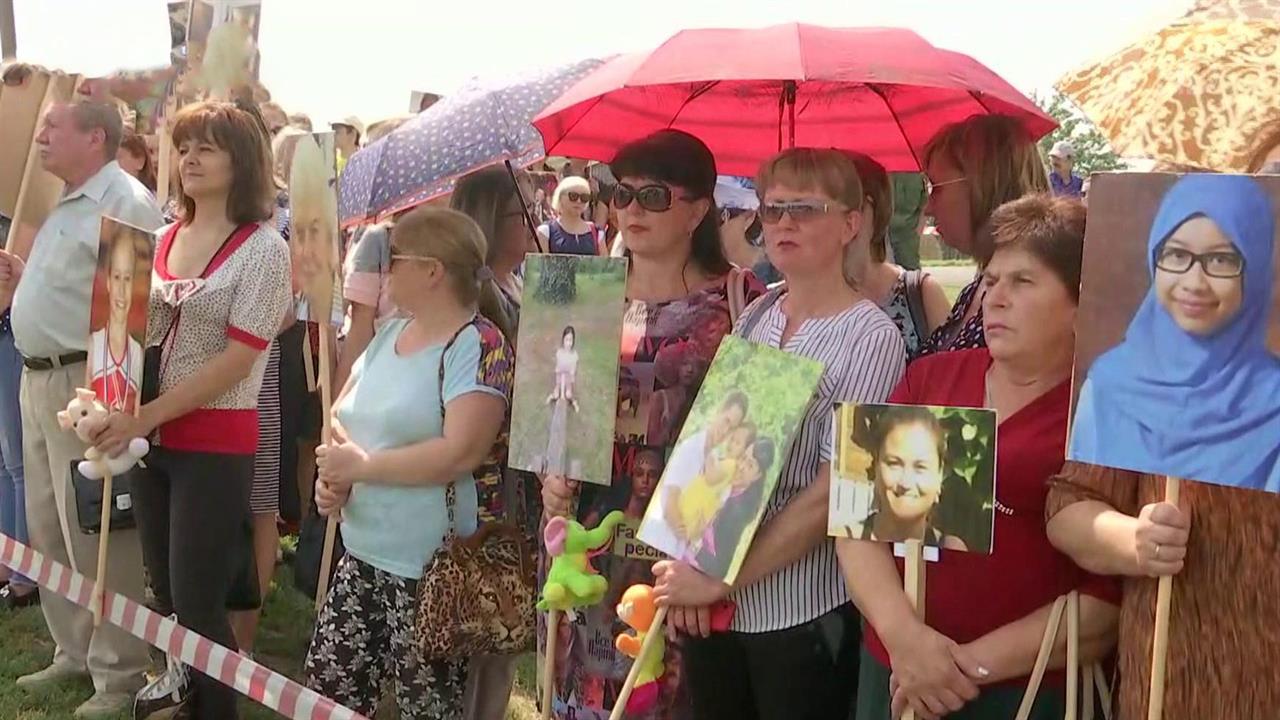 Сотни жителей Донбасса пришли почтить память жертв сбитого малайзийского Boeing