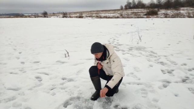 Первая рыбалка в 2021!!! Плотва со льда и ловля на жерлицы! смотреть онлайн