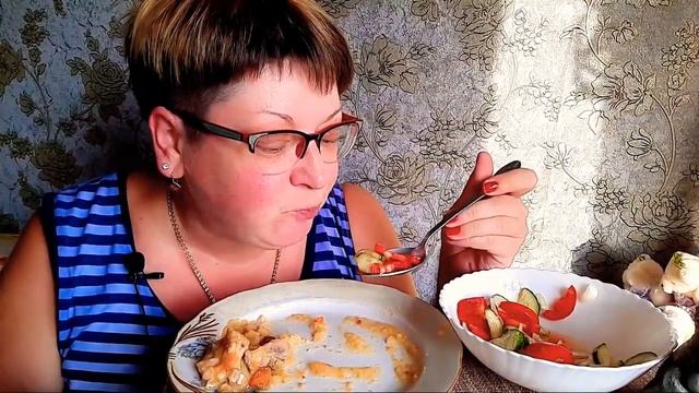 мукбанг/дожор картошки с курицей и салат/обжор и разговоры на камеру/Mukbang смотреть онлайн