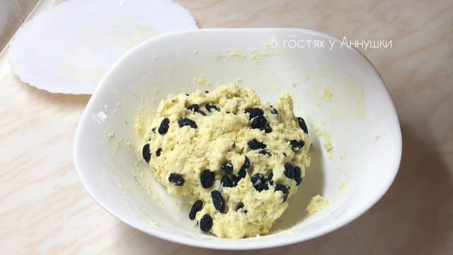 Творожное печенье. Сверху хрустящая сахарная корочка, внутри очень мягкое и нежное.