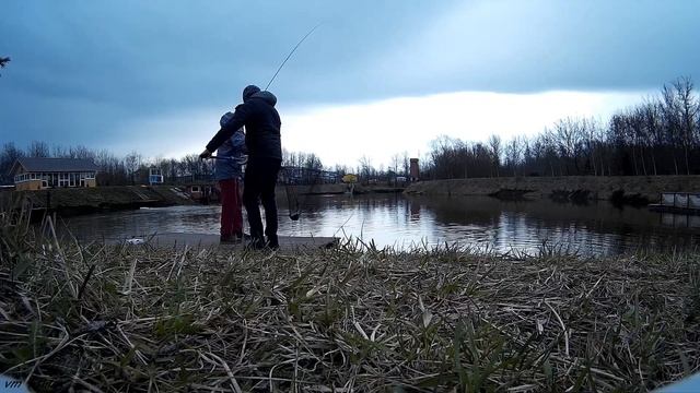ПЕРВЫЙ ФОРЕЛЕВЫЙ платник!  ЛОВЛЯ ФОРЕЛИ на платнике.  Поиск рыбы на незнакомом водоёме.