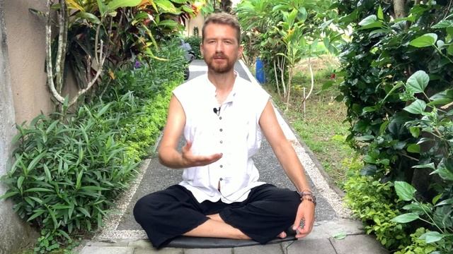 Девушка медитирует. Медитации бабкина. Шабад крийя. Медитации бабкина. Медитация дома.