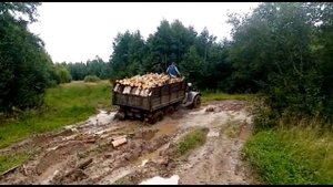ГДЕ ДРОВА 7 ??? ЗИЛ 157 возвращается из леса с дровами.