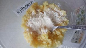 Картофельные пирожки с зеленым луком и яйцом на сковороде