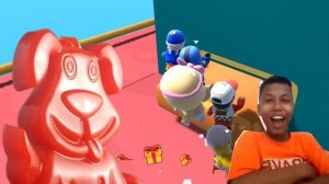 Петух убегает от монстров вместе с желейным Стасиком в игре Стамбл гайс.