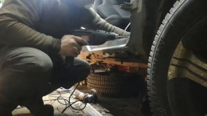 Вырезаем порог на нива шевроле для замены ремонтного порога.