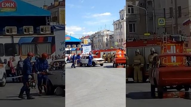 выступление пожарных и спасателей.