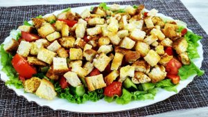 Овощной салат с куриной грудкой и сухариками. Весь секрет в заправке!