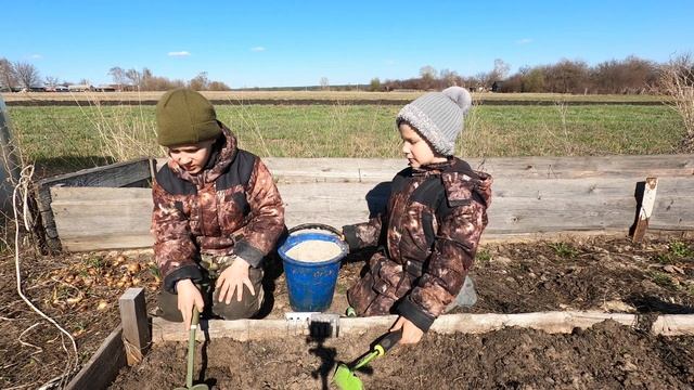 Подготовка и посадка лука севка с гарантией урожая. Приспособление для лунок. смотреть онлайн