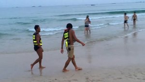 Как выгоняют из воды, в Санье нельзя купаться после заката, Хайнань, Китай