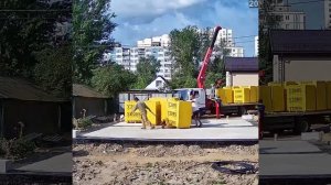 Расстановка паллет с газобетонными блоками с помощью гидравлической рохли. Очень удобно!