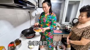 嫁到婆家七年，东北儿媳第一次下厨给公婆做饭，乐得公婆合不拢嘴