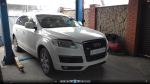 Течь антифриза в развал замена уплотнителя термостата EGR на АУДИ Q7 2008 AUDI Q7 3,0 дизель