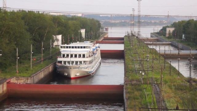Процесс шлюзования в Пермском судоходном шлюзе. Теплоход Владимир Маяковский