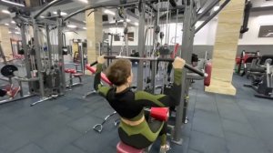 Тренировка на спину и трицепс в тренажерном зале