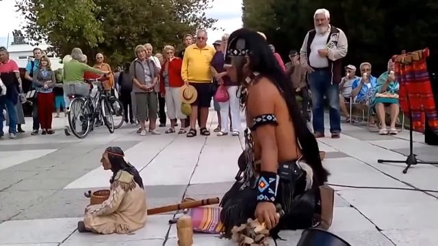 Индеец исполняет на флейте «Последний из могикан»