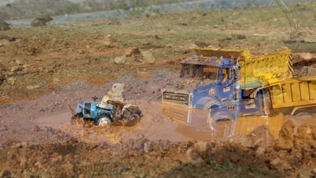 Грузовик MACK застрял в яме. Вытаскиваем! смотреть онлайн