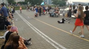 Уличные музыканты в Минске на набережной исполнили песню Белые обои,черная посуда... группы Бумбокс