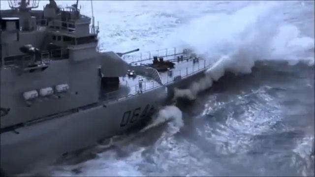 French warship D-646 "Latouche-Tréville" in storm - французский военный корабль в шторм смотреть онлайн