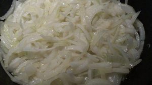 Тушеная куриная и кроличья печень с луком