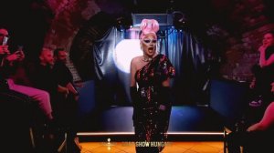 Beautiful drag queen Valerie Divine in a shiny dress :: performance in Polygon The Club Budapest