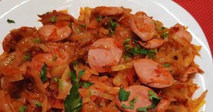 Тушеная капуста с сосисками и картофелем