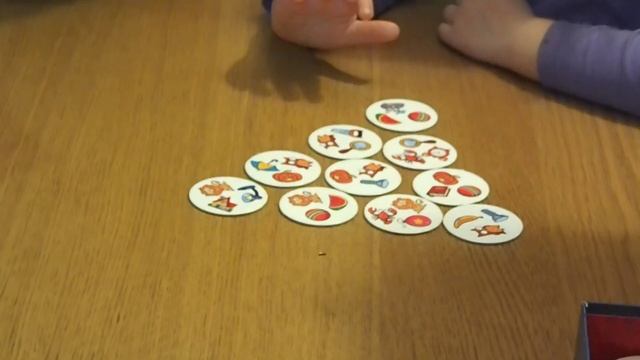 Развитие речи:  игра "читай-хватай" с разновозрастными детьми. Сочиняем истории, развиваем внимание