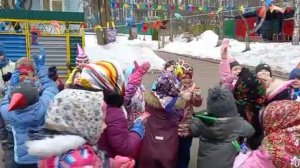Развлекательная программа "Масленица". Ст. и подг. группы. Фрагмент. Игра  "Достань сладость"