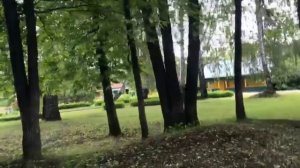 Неспешно прогуливаемся по территории лагеря имени Чехова