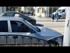 Бомбила рецидивист продолжает нарушать шашечкой и на пешеходном переходе.