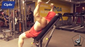 Пуловер в кроссовере на наклонной скамье