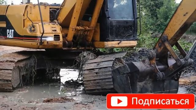 Слетела гусеница на экскаваторе.