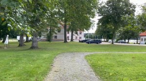 Sweden Walks: Djulö estate and market. Stroll among 18th century buildings, vintage cars and people