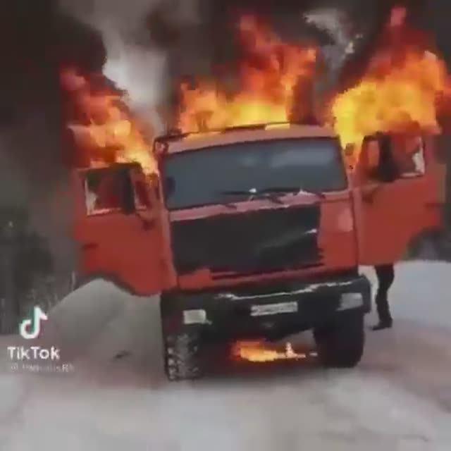 Горит трудяга и некому помочь смотреть онлайн