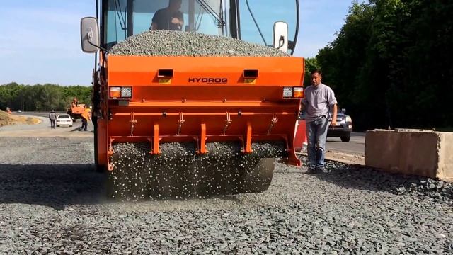 Навесной распределитель щебня HYDROG RG для дорожного катка HAMM, DYNAPAC, VOLVO, BOMAG смотреть онлайн